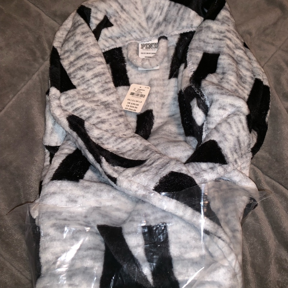 BNWT IN PACKAGE VS PINK ROBE